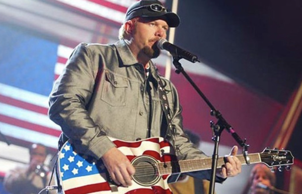 Toby Keith Receiving Country Music Icon Award